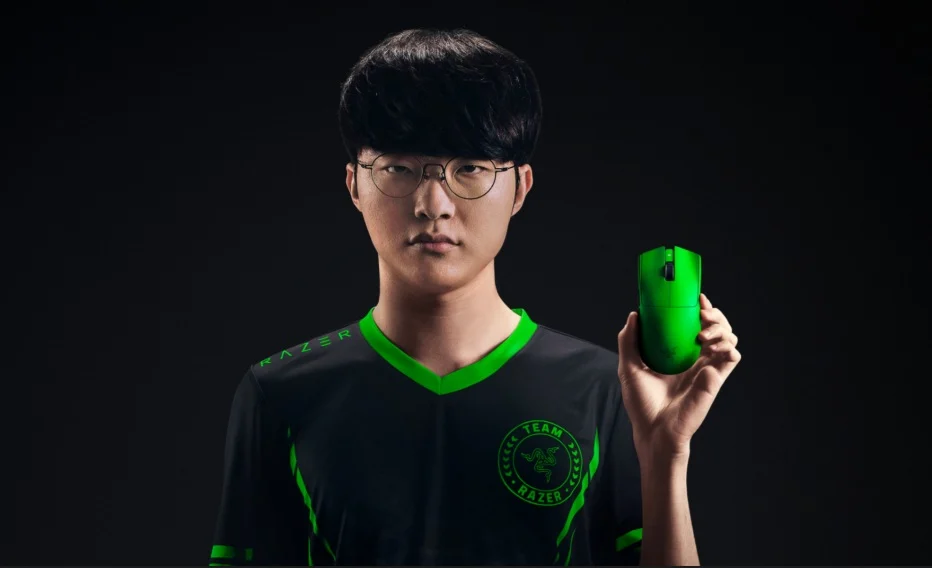 Jogador profissional com mouse da Razer